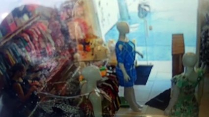 Idosa se confunde com câmbio automático e invade loja com SUV de R$ 500 mil