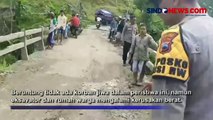Ekskavator Proyek Perbaikan Jembatan Hanyut Terseret Banjir di Pekalongan