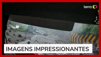 Deslizamento de rochas esmaga caminhões em estrada no Peru