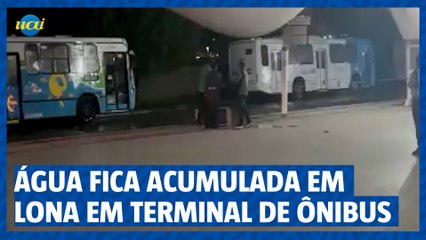 Água fica acumulada em lona em terminal de ônibus