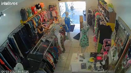 'Nasci de novo', diz empresária após escapar de ser atingida por carro que invadiu loja de roupas