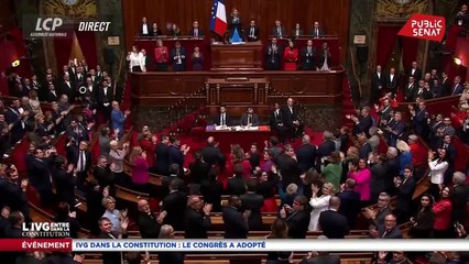 Momento em que é aprovada a consagração do aborto na Constituição francesa