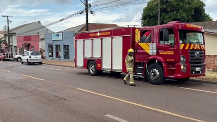 Durante incêndio em veículo, para-brisa estoura e painel fica queimado na Rua Jacarezinho