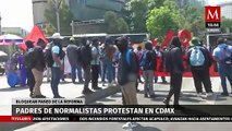 Padres de los 43 y normalistas de Ayotzinapa bloquean Paseo de la Reforma