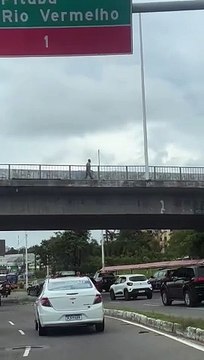 Vídeo: Homens armados assustam motoristas em movimentada avenida de Salvador