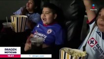José Armando celebra la victoria del Cruz Azul en una sala de cine