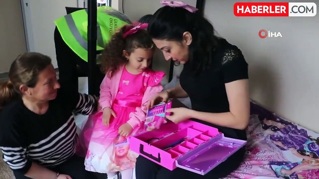 Depremzede Nur'un Ben üşüyorum, ev istiyorum sözüyle harekete geçen sağlıkçı Havva, afetzede aileyi yuvasına kavuşturdu