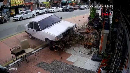 Otomobil kaldırıma çıktı, esnaf son anda kurtuldu! O anlar kamerada