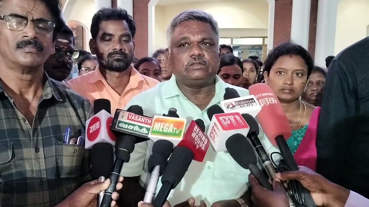 நில அளவையர்களுக்கு பாதுகாப்பு இல்லை; தஞ்சை ஆட்சியர் அலுவலகத்தை முற்றுகையிட்ட 4 மாவட்ட அளவையர்கள்