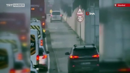 Trafikte beklemek istemeyen sürücüler kaldırıma çıktı