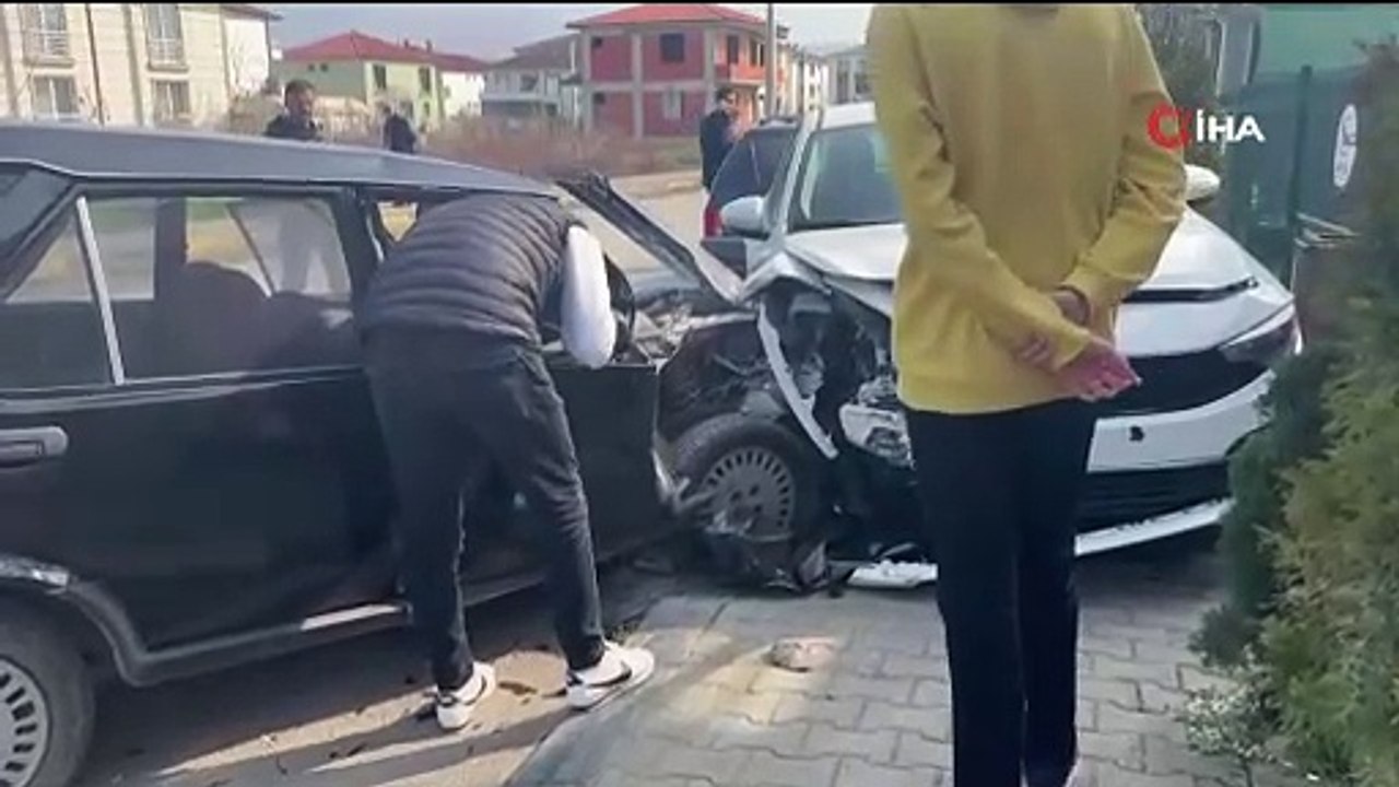 Kontrolden çıktı, park halindeki otomobile çarptı: 1 yaralı