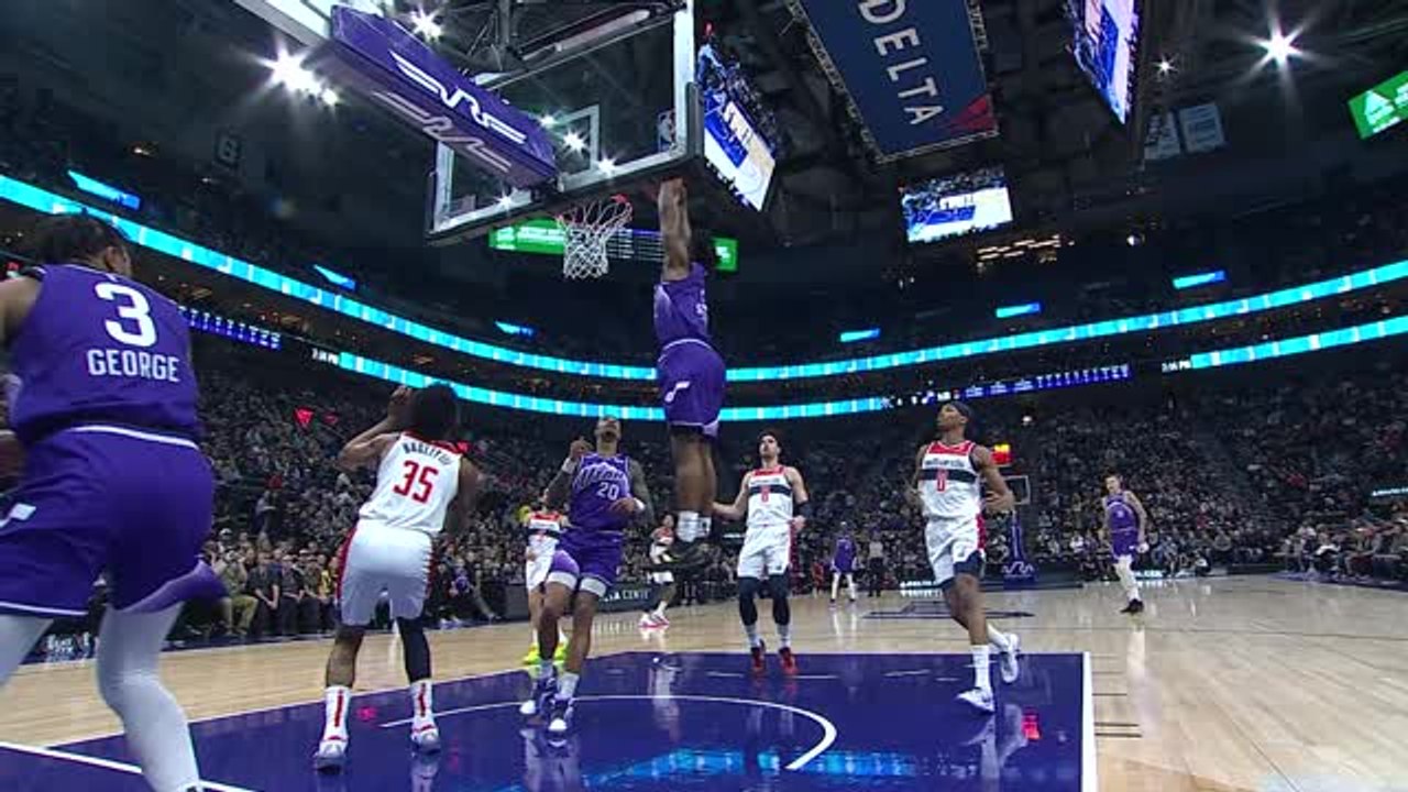 Sexton slams off the backboard