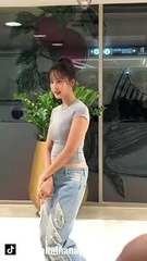 โบว์ เมลดา ลุคชิล ๆ เสื้อยืดกางเกงยีนส์ แต่ออร่าพุ่งมาก แฟนคลับเมนต์สนั่น