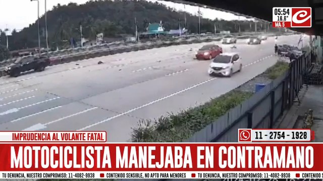 Motoquero circulaba en contramano y fue impactado por varios vehículos