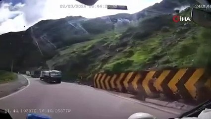 Heyelan kamyonu kağıt gibi ezdi