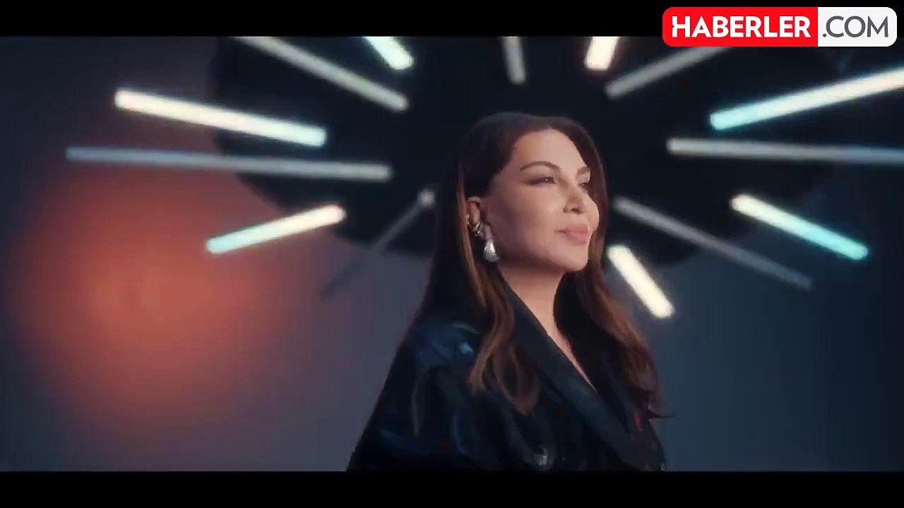 Ebru Yaşar, yeni şarkısı 'Yoksun' ile dünya müzik listesine giren tek Türk Şarkıcı oldu