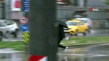 İzmir'de yıldırım düşme anı araç kamerasında