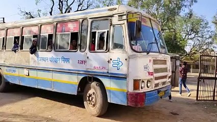 अचानक होने लगा बस पर पथराव...तो सांसत में आई जान!