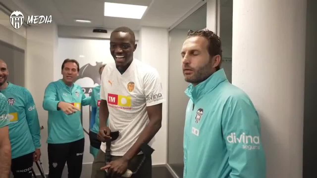 El emotivo regreso de Diakhaby a Paterna para saludar a sus compañeros