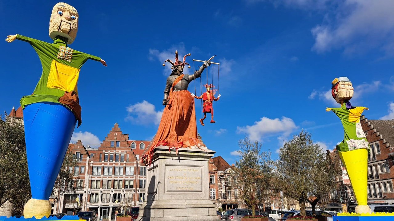 La magie du Carnaval s’empare de la ville de Tournai (vidéo) : les statues décorées par les confréries