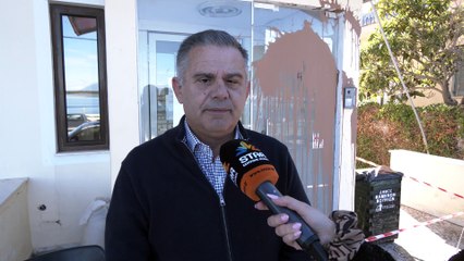 Μπαράζ βανδαλισμών στα Καμένα Βούρλα - Έριξαν μπογιές στην είσοδο του δημαρχείου