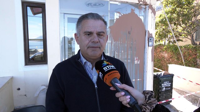 Μπαράζ βανδαλισμών στα Καμένα Βούρλα - Έριξαν μπογιές στην είσοδο του δημαρχείου