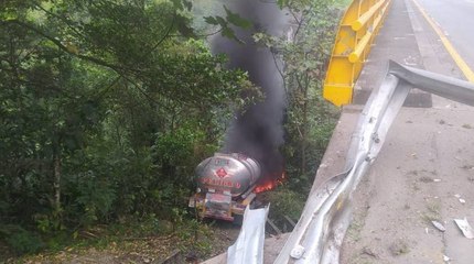 Cierre en la vía al Llano por accidente de un camión cisterna
