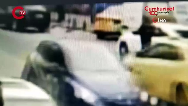 Kadıköy’de dehşet anları... Taksiciyi gasp edip bıçakladılar!