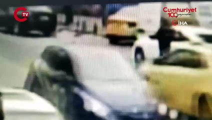 Kadıköy’de dehşet anları... Taksiciyi gasp edip bıçakladılar!