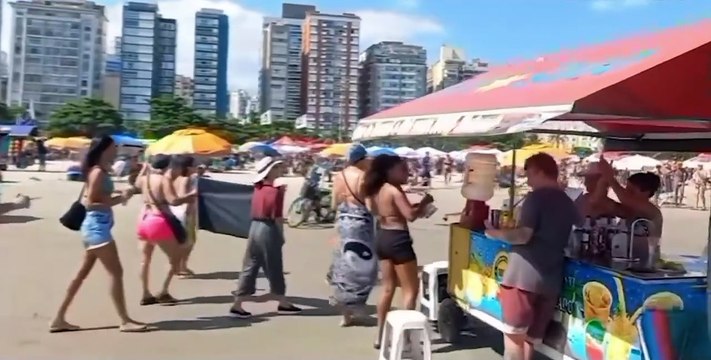 Manifestantes se reúnem em praia de Santos para pedir prisão de Robinho;