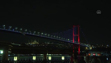 15 Temmuz Şehitler Köprüsü Süper Lig'e çıkan Karagümrük'ün renkleriyle ışıklandırıldı