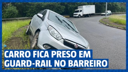 Motorista perde controle e carro preso fica
