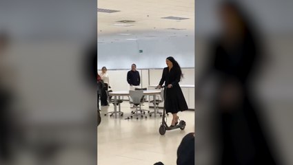 Rosalía arrasa en las oficinas de Inditex: en patinete, entre vítores y haciéndose selfies con todos