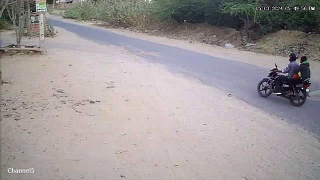 बारातियों से भरी जीप पलटी, देखें Live accident...