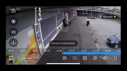 Une mamie piégée par un volet electrique de magasin... en mode Mission impossible