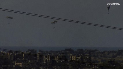 شاهد: طرود إغاثة في غزة تسقط كالقنابل.. قتيلان ومصابون في عملية إنزال جوي