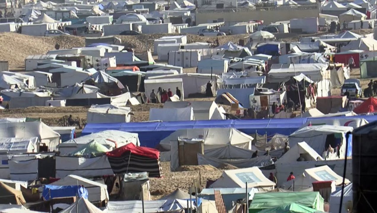 خيام النازحين تزيد في رفح بالقرب من الحدود مع مصر
