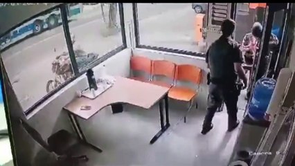 Bebê engasga e é salva por policiais em SP
