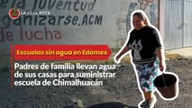 Padres de familia llevan agua desde casa a la escuela, para que sus hijos no sufran la escasez