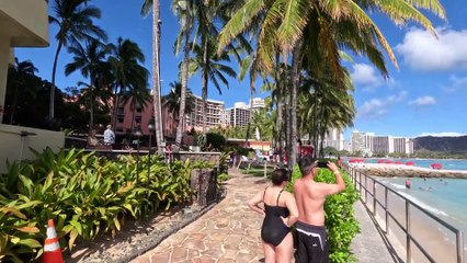 Walking Tour Waikiki Beach and Kalakaua Avenue.
