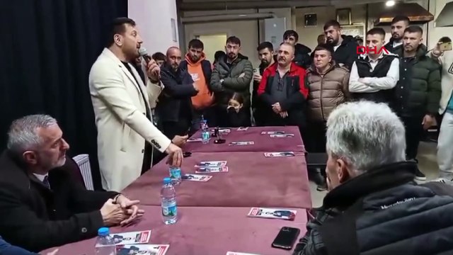 YRP adayı türkücü Davut Güloğlu, mikrofonu fırlattı, yurttaşın üzerine yürüdü