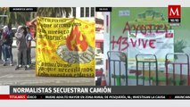 Normalistas de Ayotzinapa secuestran camión de refrescos en la CdMx