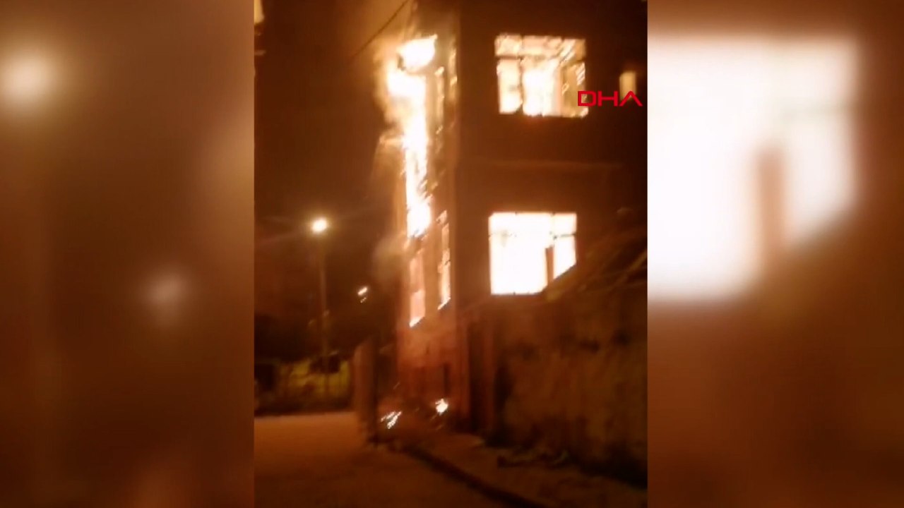 Büyükçekmece'de tarihi bina alev alev yandı