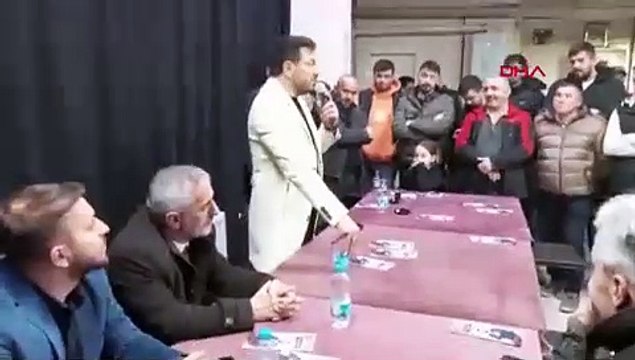 YRP'den aday olan Davut Güloğlu, mikrofonu fırlattı, vatandaşın üzerine yürüdü