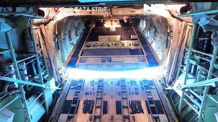 شاهد: بمشاركة دولية.. الجيش الأردني ينفذ أكبر عملية إنزال للمساعدات في غزة