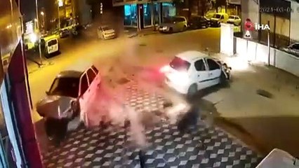 Otomobilin hurdaya döndüğü kazada sürücü kaçtı polis kovaladı, o anlar kamerada