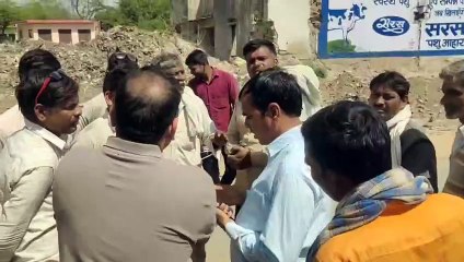 पुरानी सड़क के ऊपर ही, नई सड़क बनाने का ग्रामीणों ने किया विरोध