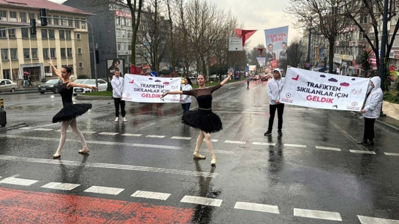 İstanbul'da trafikte bekleyenlere bale gösterisi sürprizi