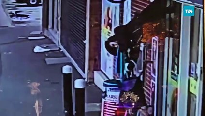 Otomatik açılan kepenge takılan kadının zor anları güvenlik kamerasında