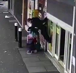 İnanılmaz! Kıyafeti kepenge takıldı, bakın nasıl kurtuldu